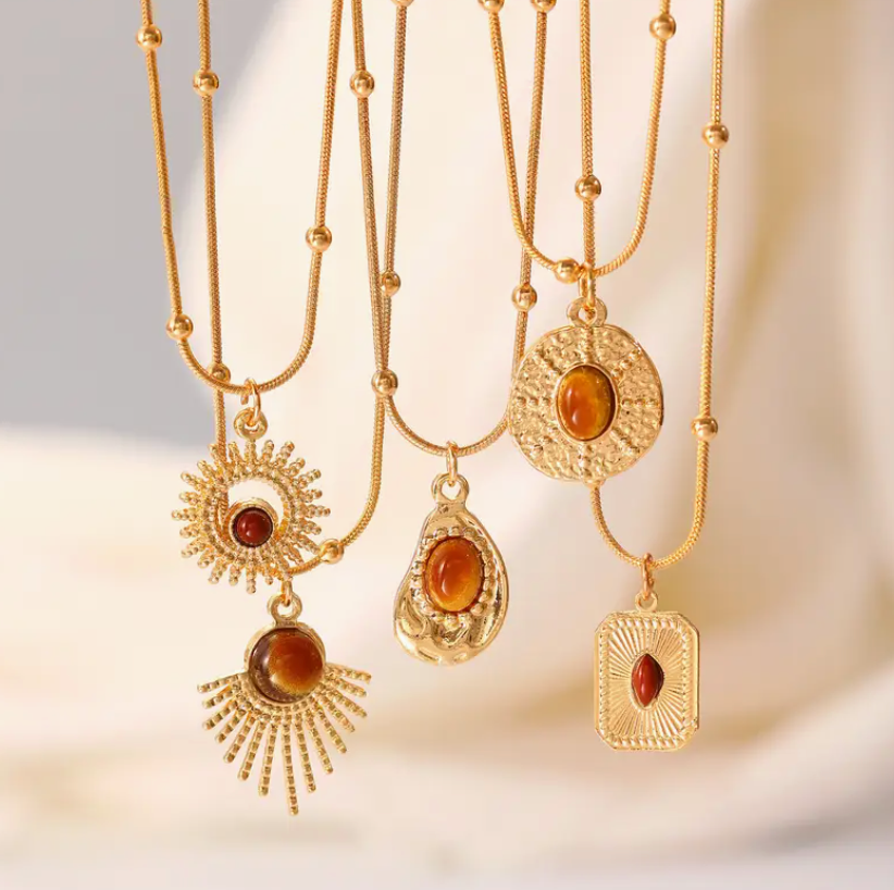 Sunstone Elegance - Goudkleurige ketting met hanger (5 stijlen)